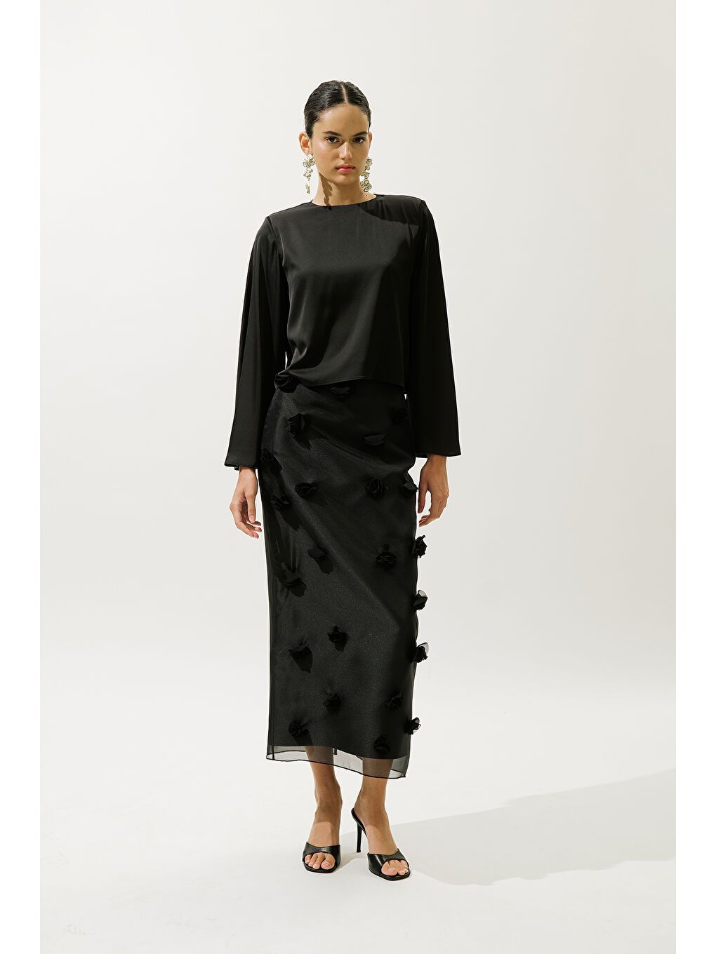 Çiçek Aplikeli Kalem Etek Siyah-3