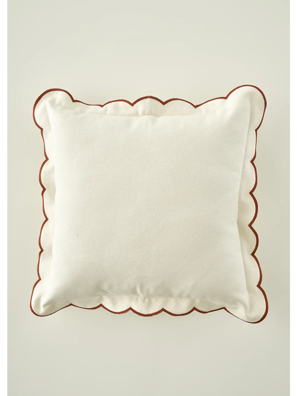 Kahverengi Scallop Kenar Kırlent Kılıfı Kiremit (43x43 cm)