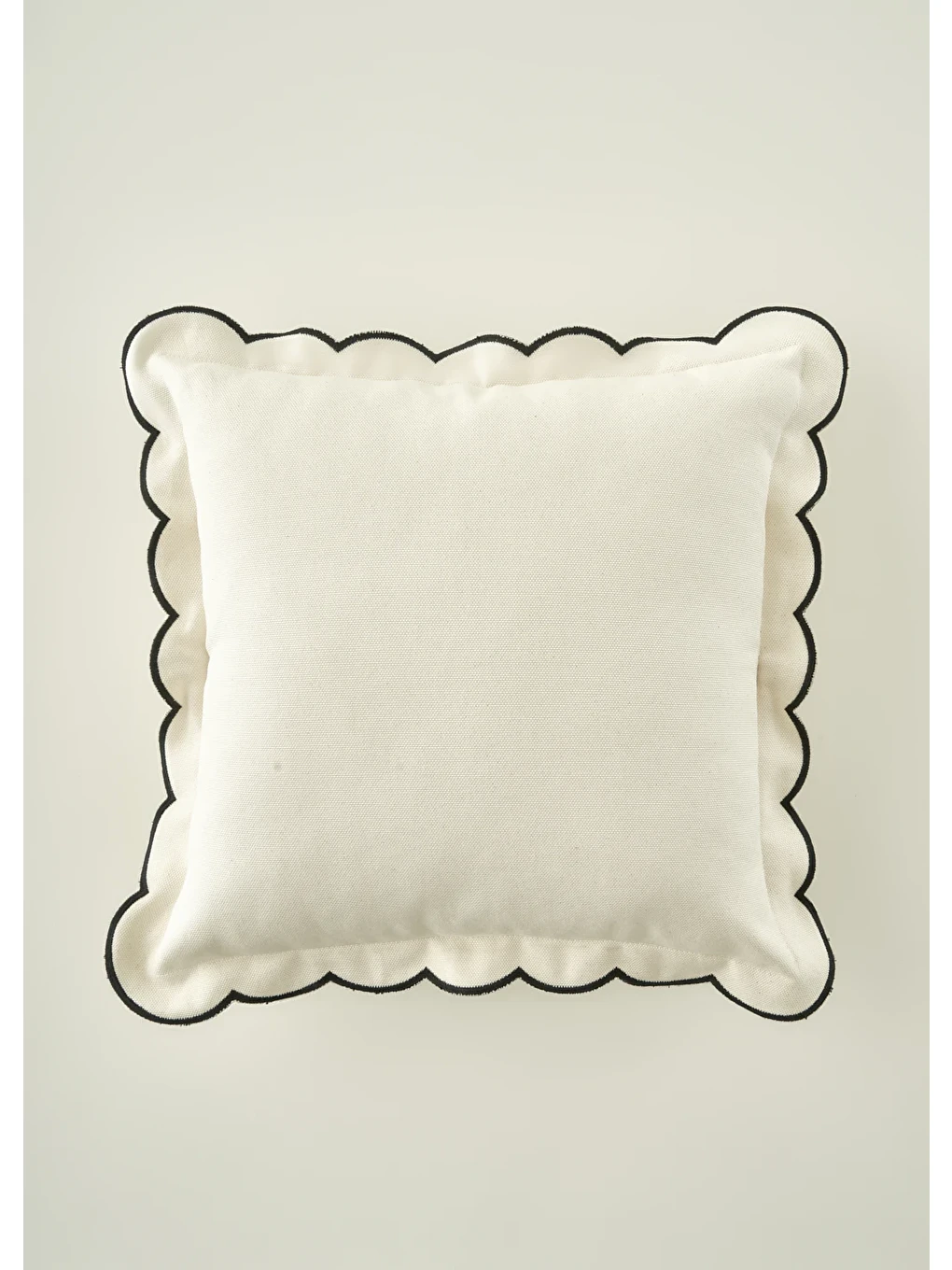 Scallop Kenar Kırlent Kılıfı Siyah (43x43 cm)-1