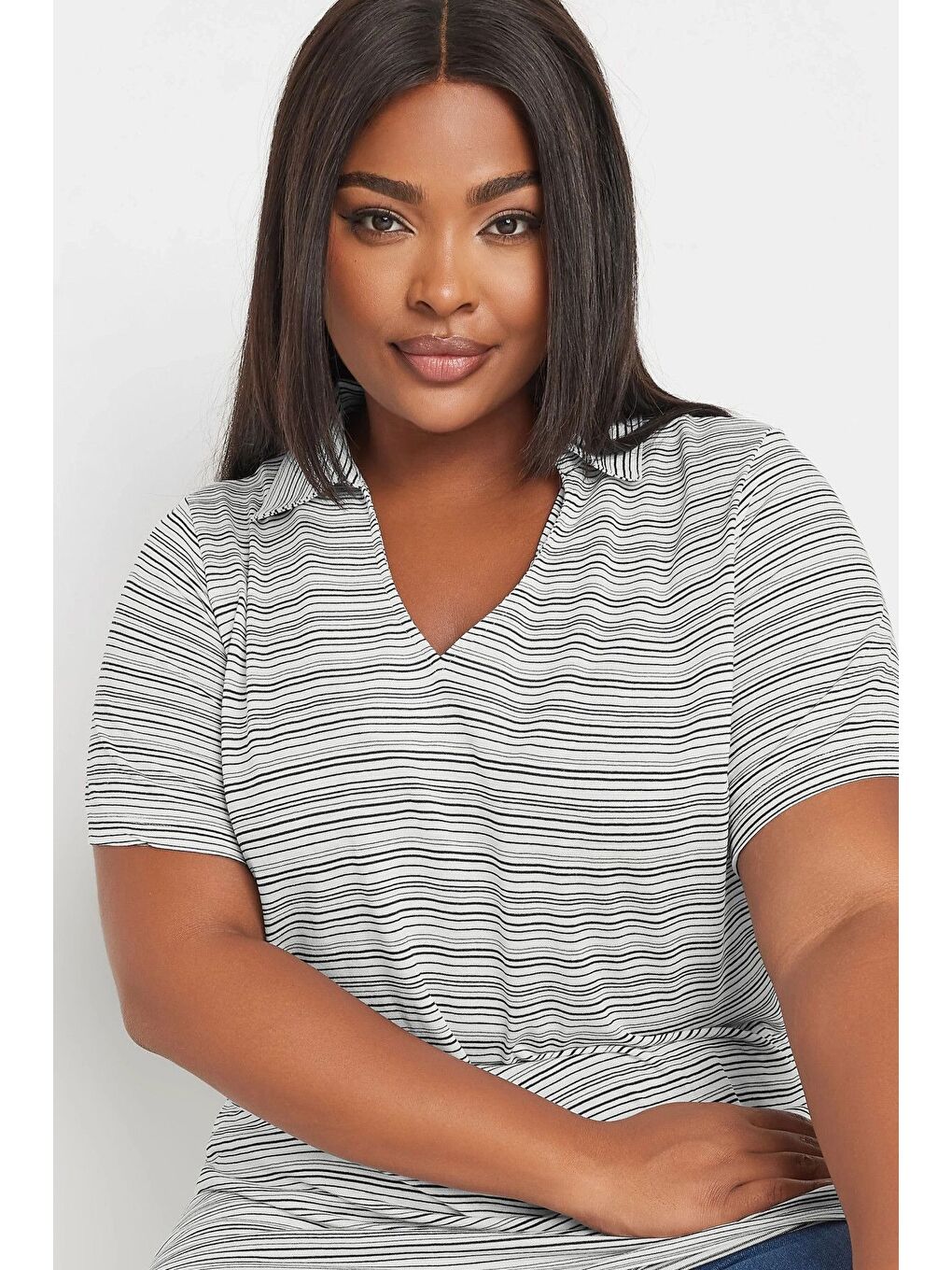 Beyaz Büyük Beden Kısa Kol V Gömlek Yaka Çizgili Bluz 303436-1