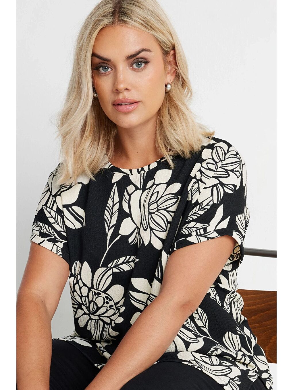 Siyah Büyük Beden Kısa Kollu Bisiklet Yaka Çiçek Desenli Bluz 322001