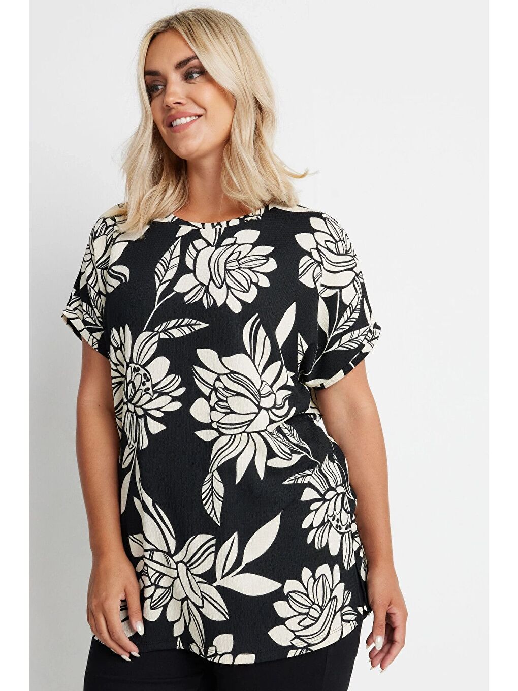 Siyah Büyük Beden Kısa Kollu Bisiklet Yaka Çiçek Desenli Bluz 322001-1