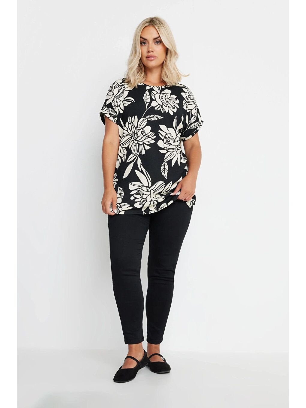 Siyah Büyük Beden Kısa Kollu Bisiklet Yaka Çiçek Desenli Bluz 322001-3