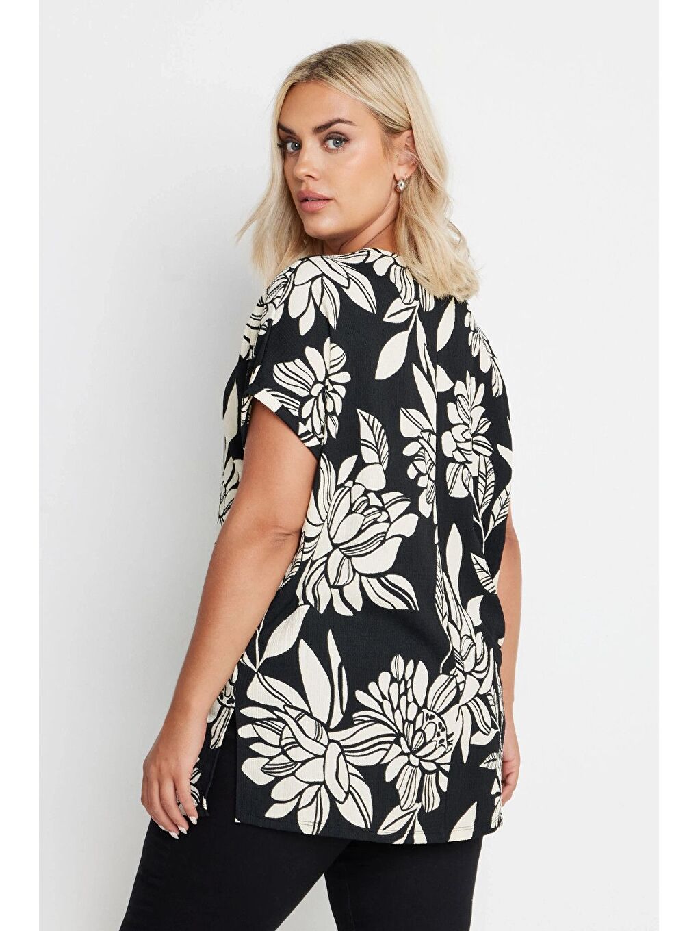Siyah Büyük Beden Kısa Kollu Bisiklet Yaka Çiçek Desenli Bluz 322001-4