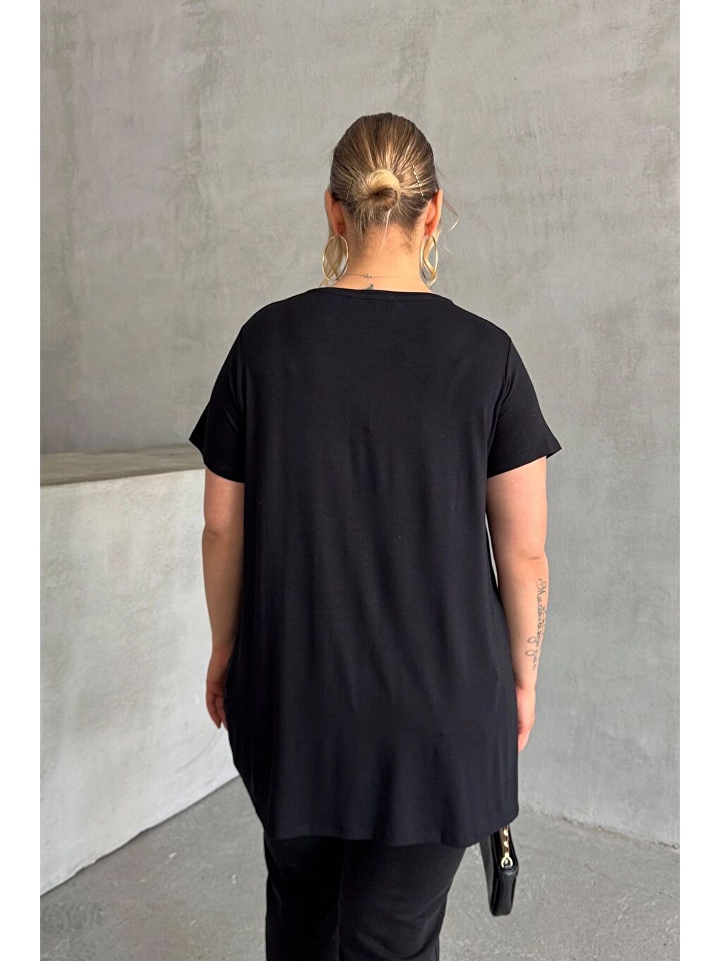 Siyah Büyük Beden Kısa Kollu Bisiklet Yaka Taş İşlemeli Tişört 302264-7