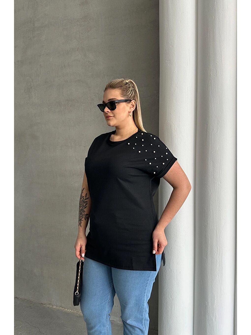 Siyah Büyük Beden Kısa Kollu Bisiklet Yaka Yanları Yırtmaçlı Boncuklu Basic Tişört RFT-03-1