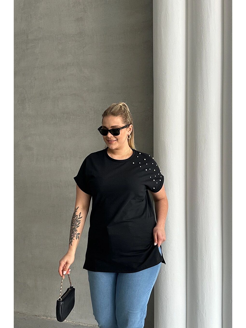 Siyah Büyük Beden Kısa Kollu Bisiklet Yaka Yanları Yırtmaçlı Boncuklu Basic Tişört RFT-03-2