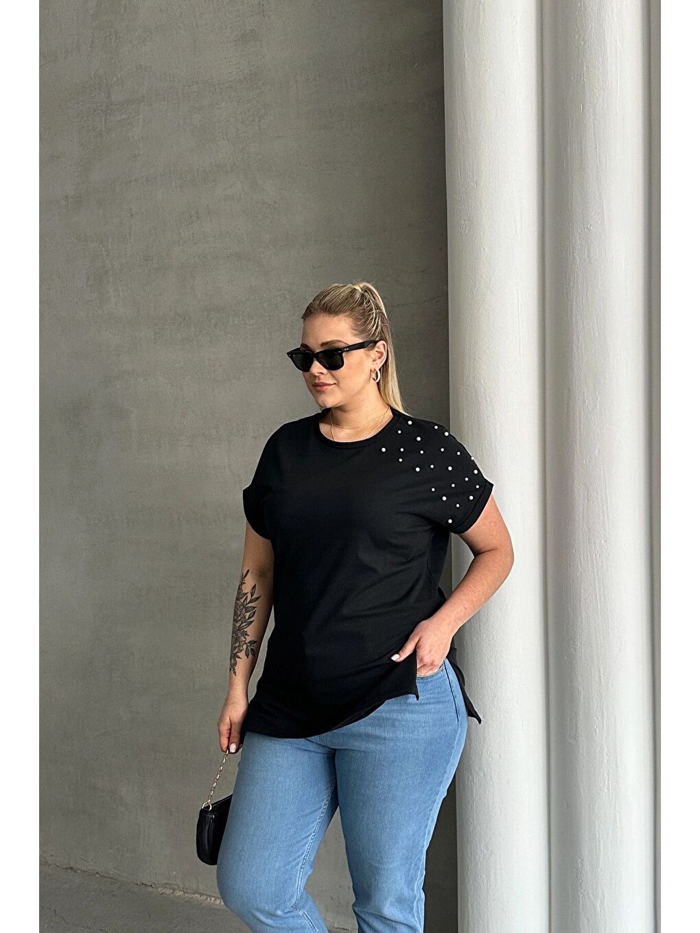 Siyah Büyük Beden Kısa Kollu Bisiklet Yaka Yanları Yırtmaçlı Boncuklu Basic Tişört RFT-03-3