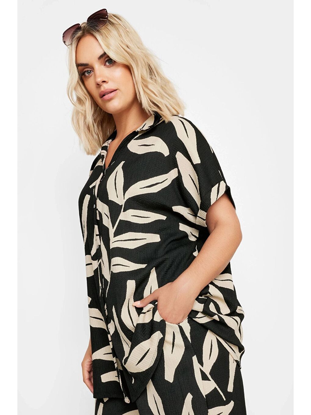 Siyah Büyük Beden Kısa Kollu Önü Düğmeli Desenli Gömlek 321855-1