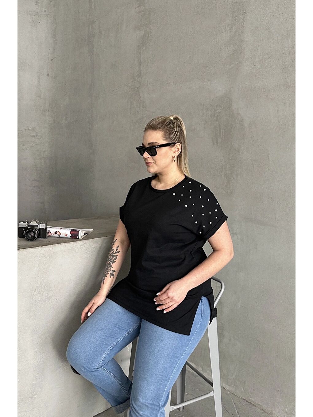 Siyah Büyük Beden Kısa Kollu Bisiklet Yaka Yanları Yırtmaçlı Boncuklu Basic Tişört RFT-03-4