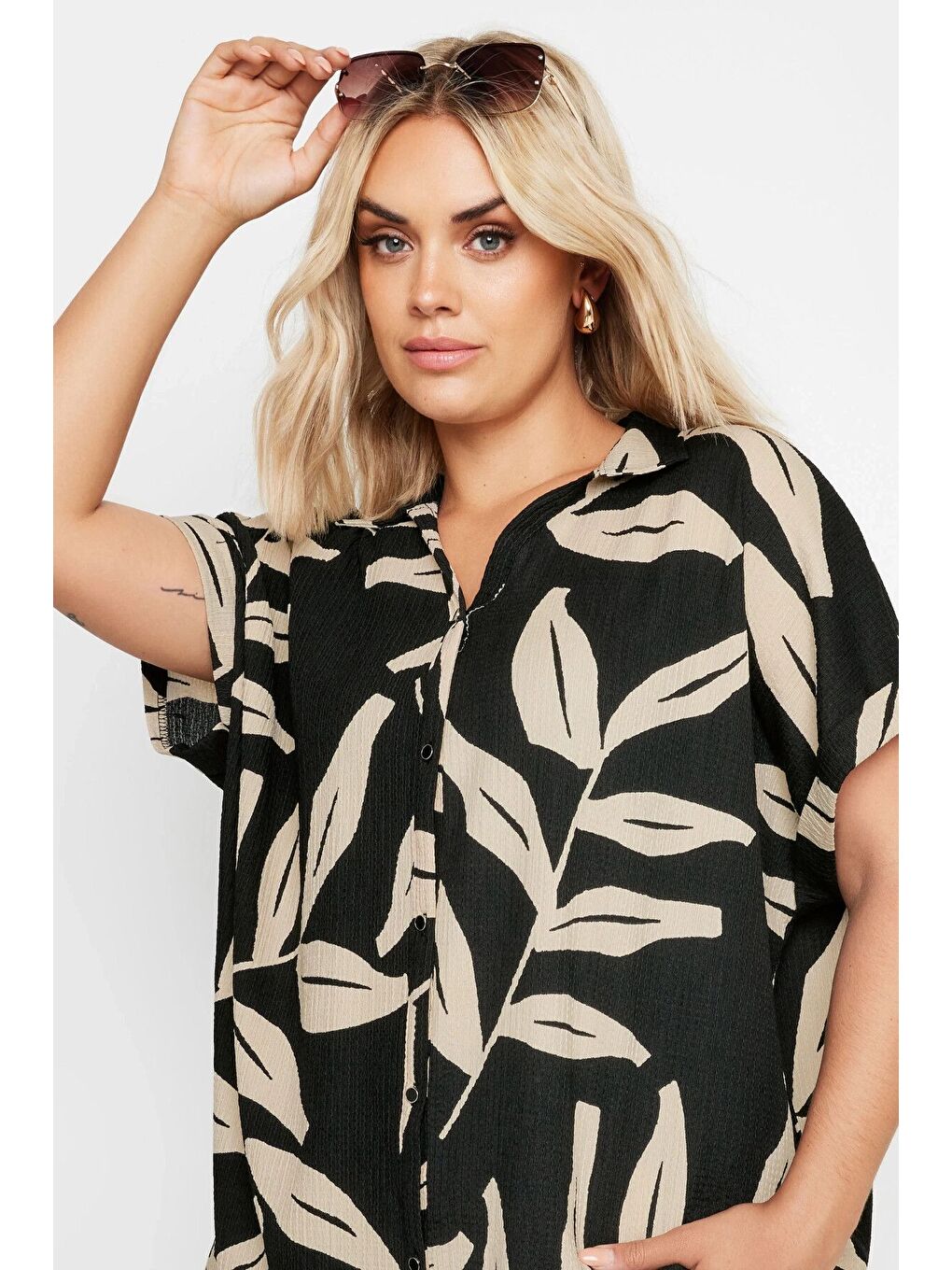 Siyah Büyük Beden Kısa Kollu Önü Düğmeli Desenli Gömlek 321855-2