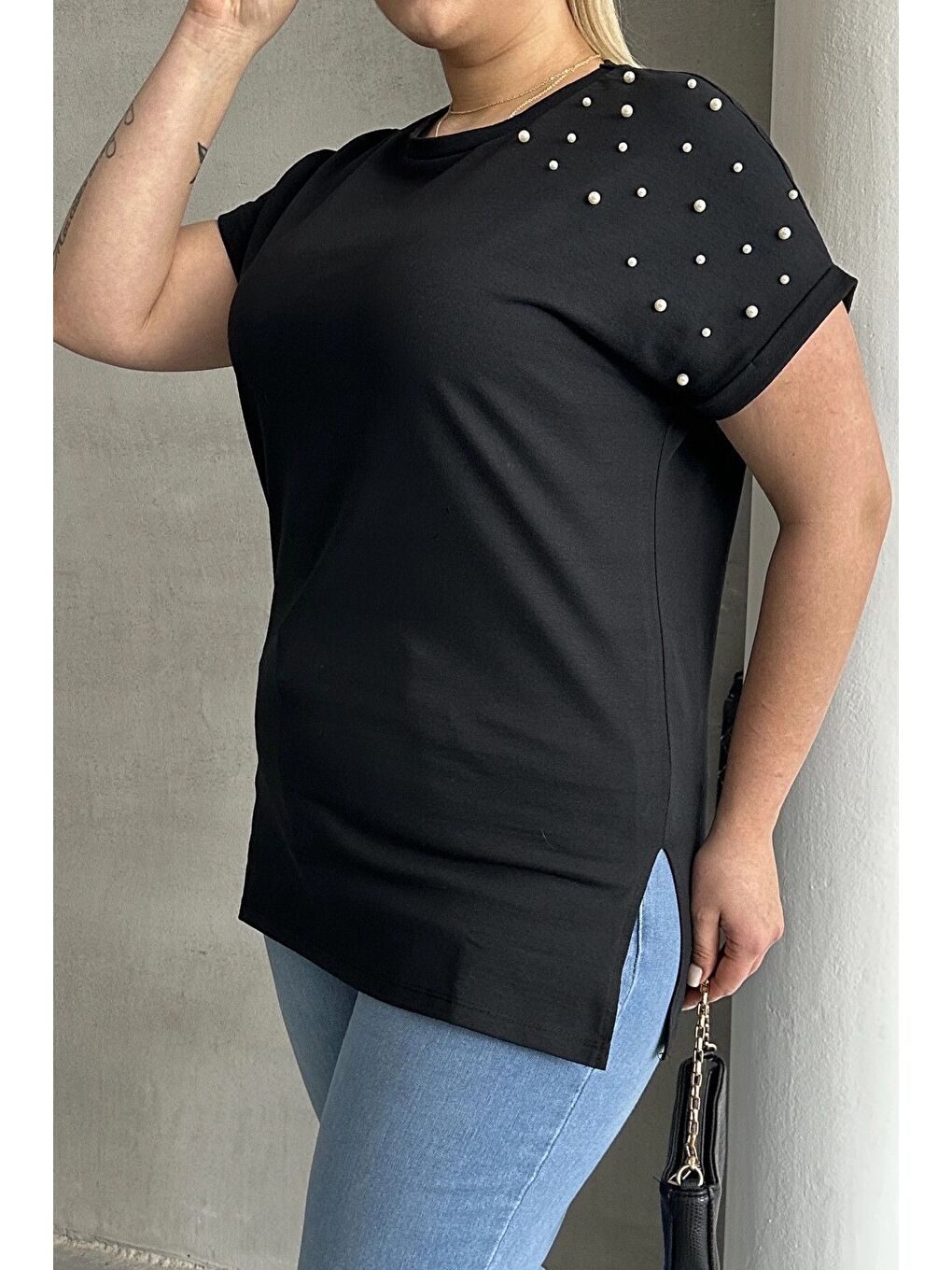 Siyah Büyük Beden Kısa Kollu Bisiklet Yaka Yanları Yırtmaçlı Boncuklu Basic Tişört RFT-03-5