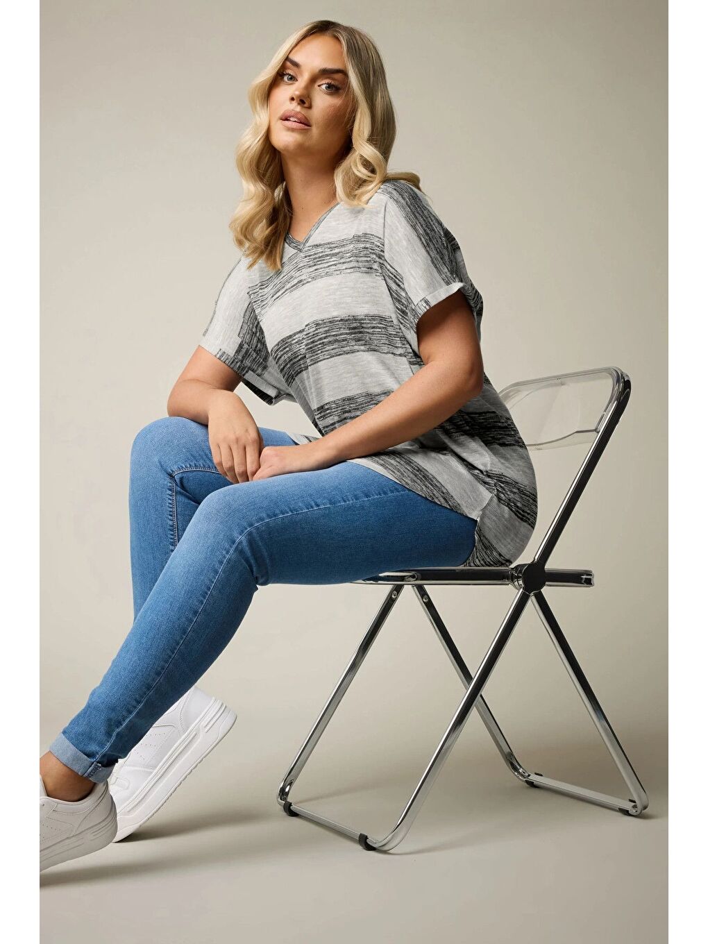 Gri Büyük Beden Kısa Kol V Yaka Eteği Oval Kesim Çizgili Bluz 303993-1