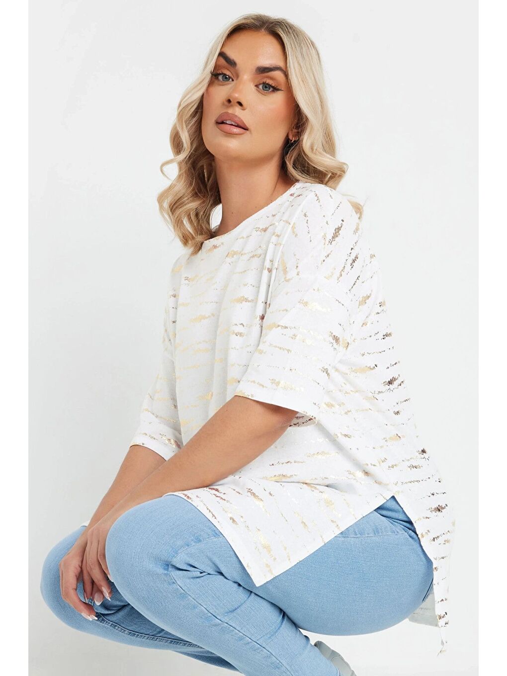 Beyaz Büyük Beden Kısa Kollu Bisiklet Yaka Yanları Yırtmaçlı Metalik Baskılı T-shirt 303955-1