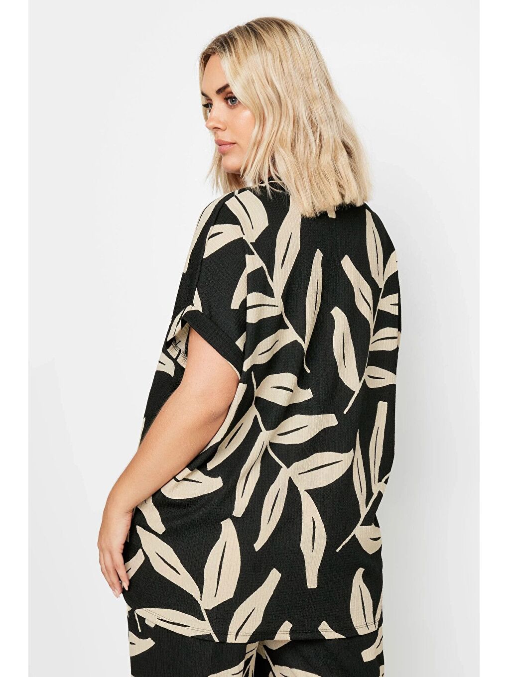 Siyah Büyük Beden Kısa Kollu Önü Düğmeli Desenli Gömlek 321855-5