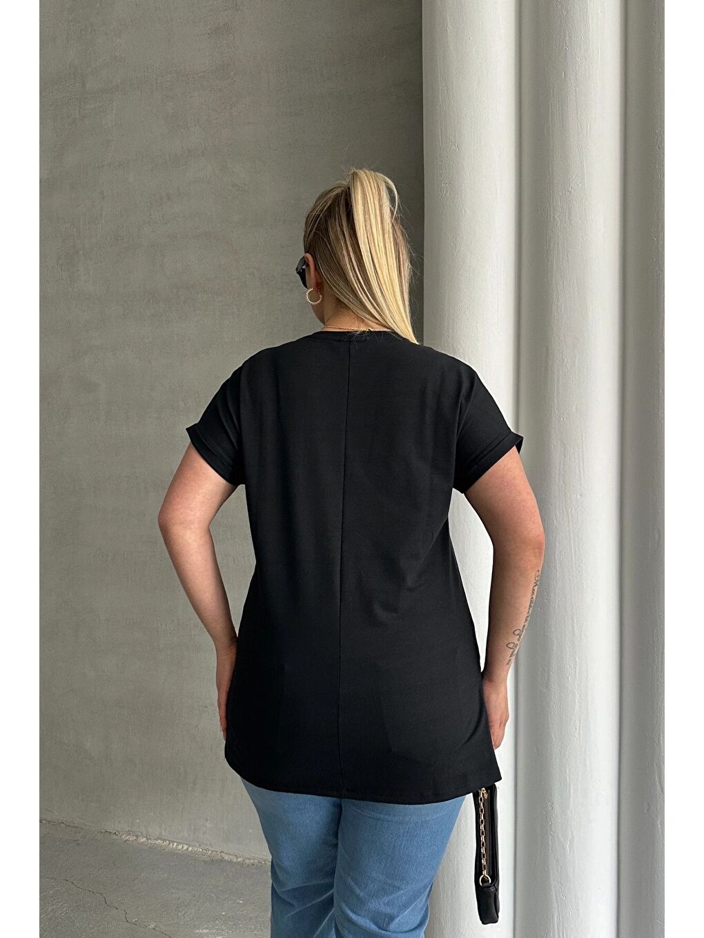 Siyah Büyük Beden Kısa Kollu Bisiklet Yaka Yanları Yırtmaçlı Boncuklu Basic Tişört RFT-03-7