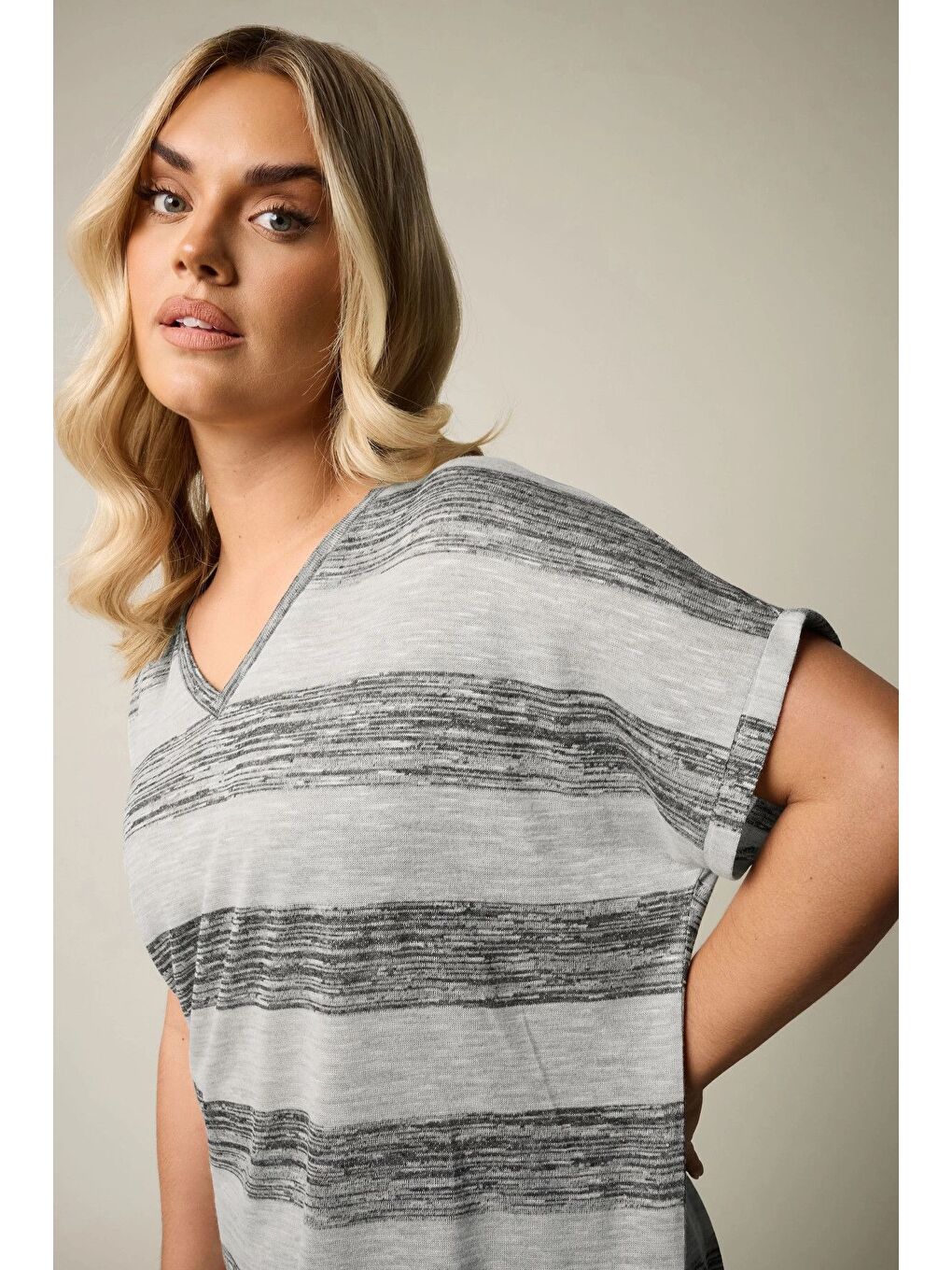 Gri Büyük Beden Kısa Kol V Yaka Eteği Oval Kesim Çizgili Bluz 303993-3