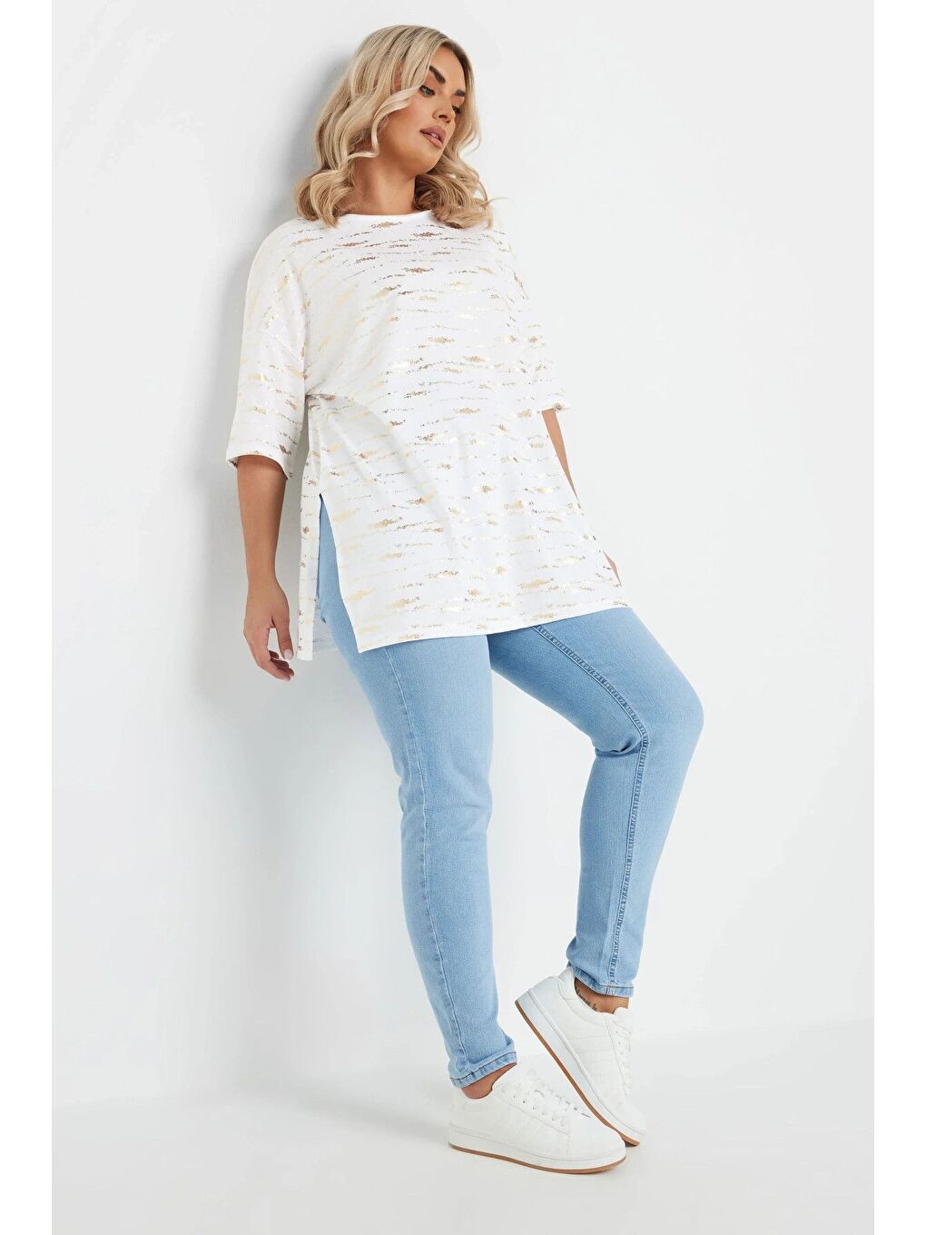 Beyaz Büyük Beden Kısa Kollu Bisiklet Yaka Yanları Yırtmaçlı Metalik Baskılı T-shirt 303955-3