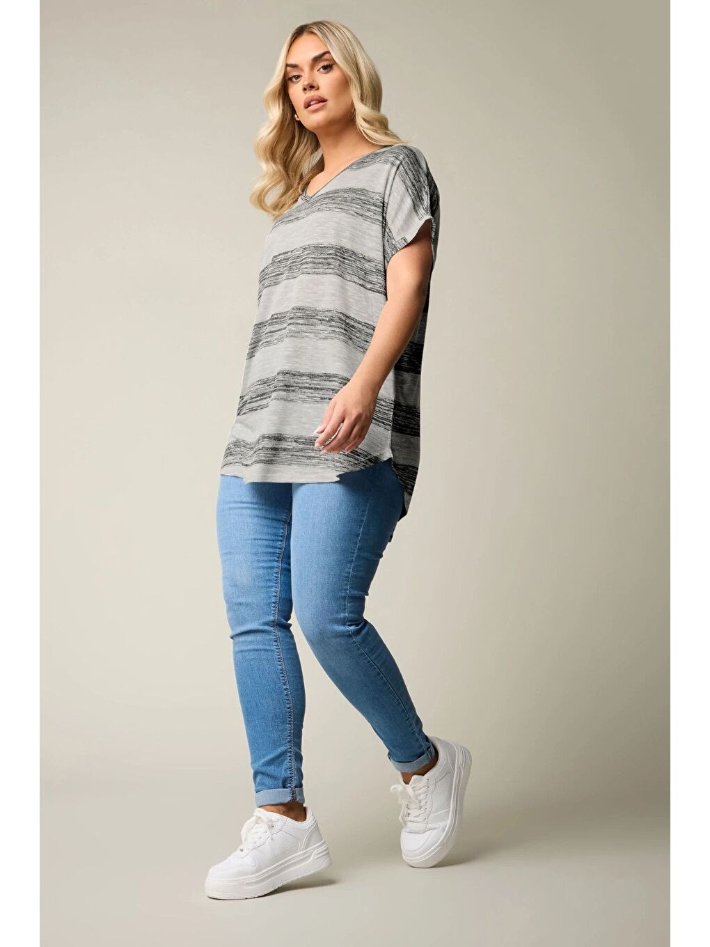 Gri Büyük Beden Kısa Kol V Yaka Eteği Oval Kesim Çizgili Bluz 303993-4