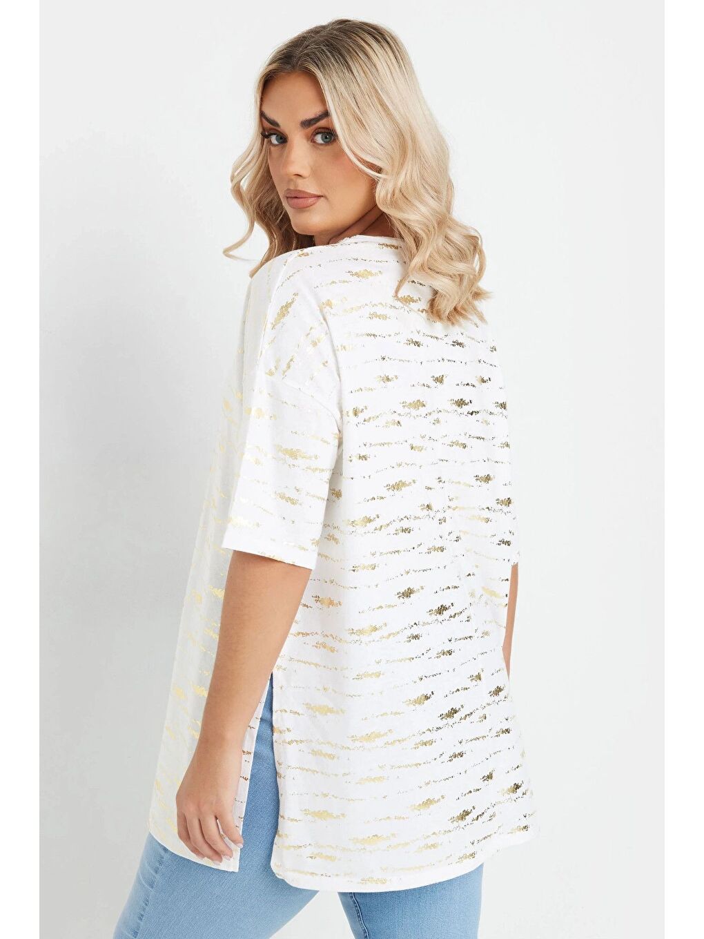 Beyaz Büyük Beden Kısa Kollu Bisiklet Yaka Yanları Yırtmaçlı Metalik Baskılı T-shirt 303955-4