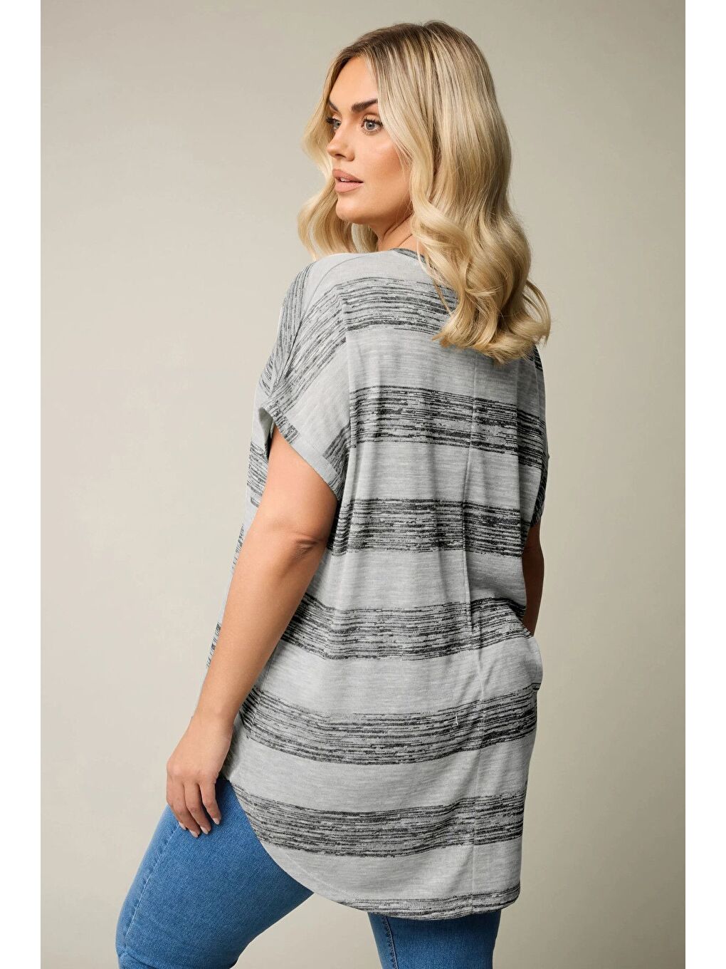 Gri Büyük Beden Kısa Kol V Yaka Eteği Oval Kesim Çizgili Bluz 303993-5