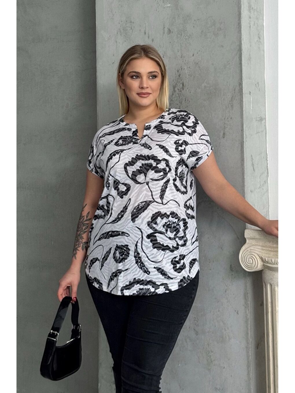 Beyaz Büyük Beden Kısa Kollu V Yaka Desenli Tişört 97-83