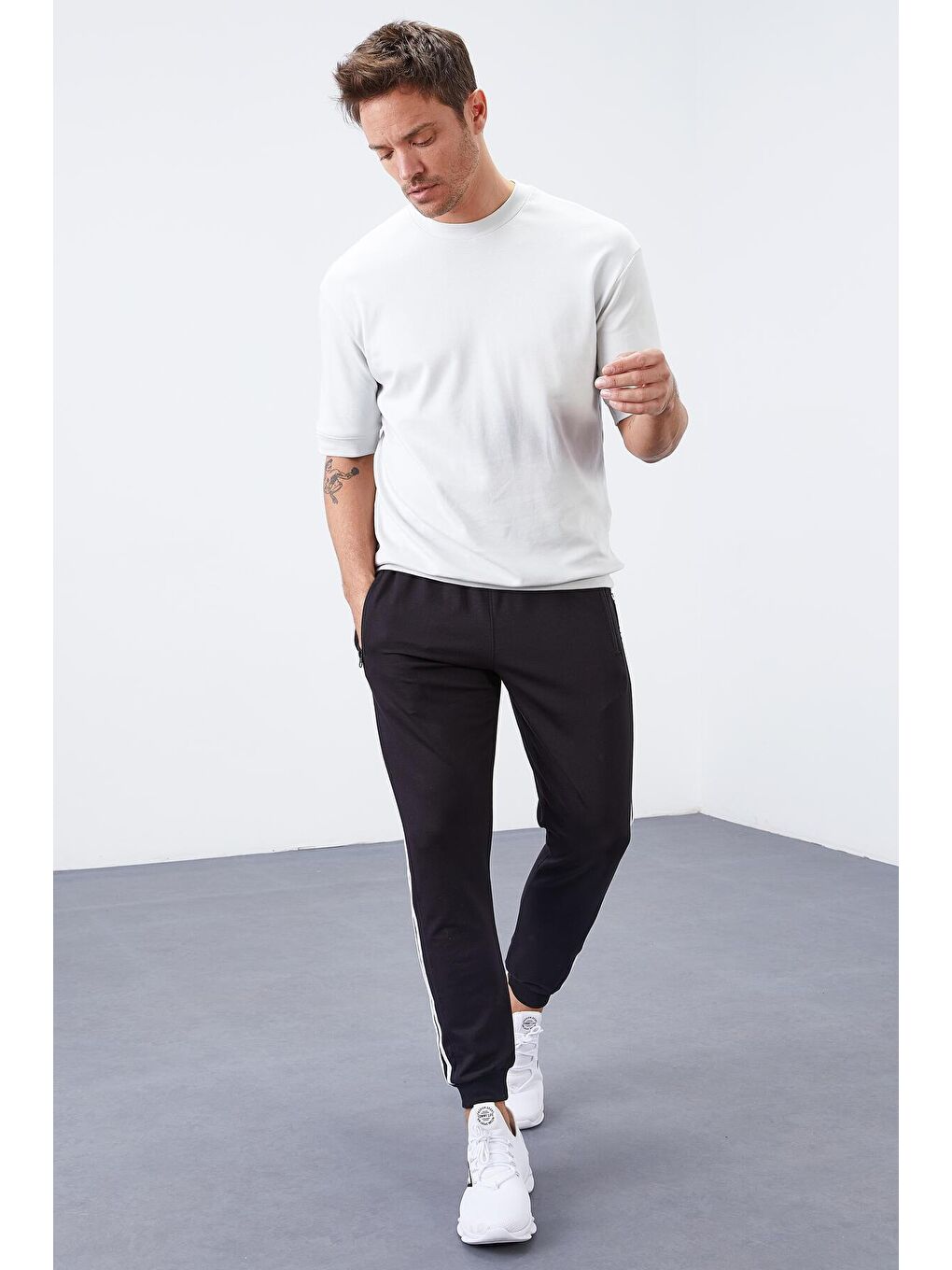 Siyah - Beyaz Çift Biye Şeritli Standart Kalıp Jogger Erkek Eşofman Alt - 84694-2