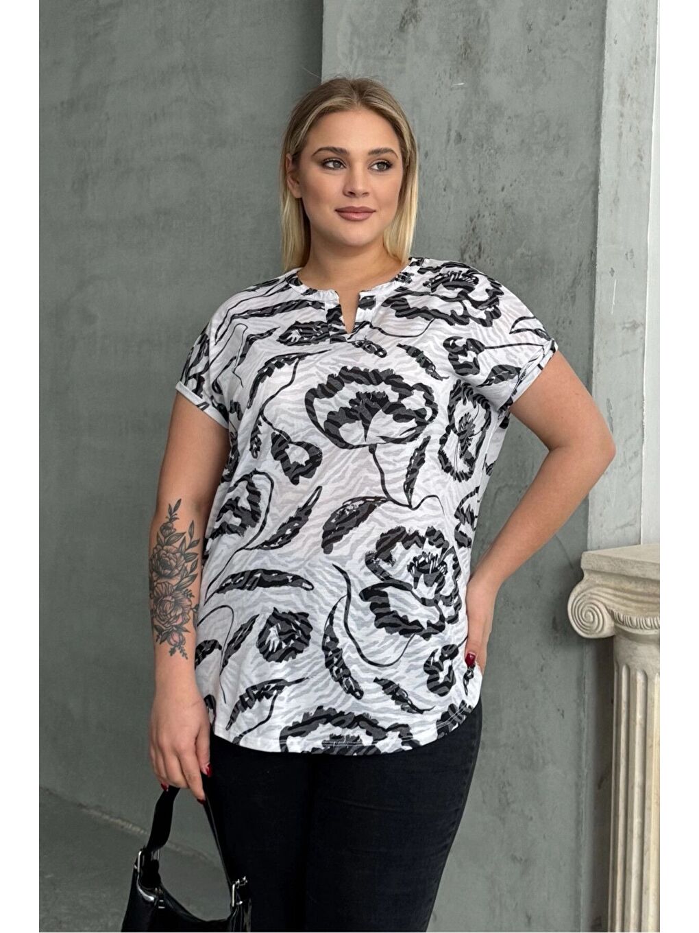 Beyaz Büyük Beden Kısa Kollu V Yaka Desenli Tişört 97-83-1