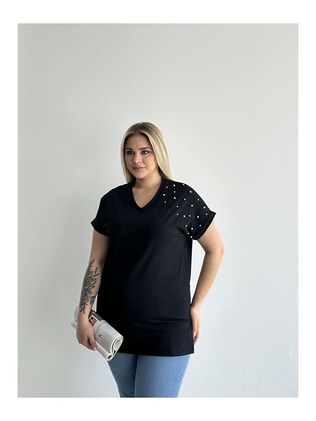 Siyah Büyük Beden Kısa Kollu V Yaka Yanları Yırtmaçlı Boncuklu Basic T-shirt RFT-04