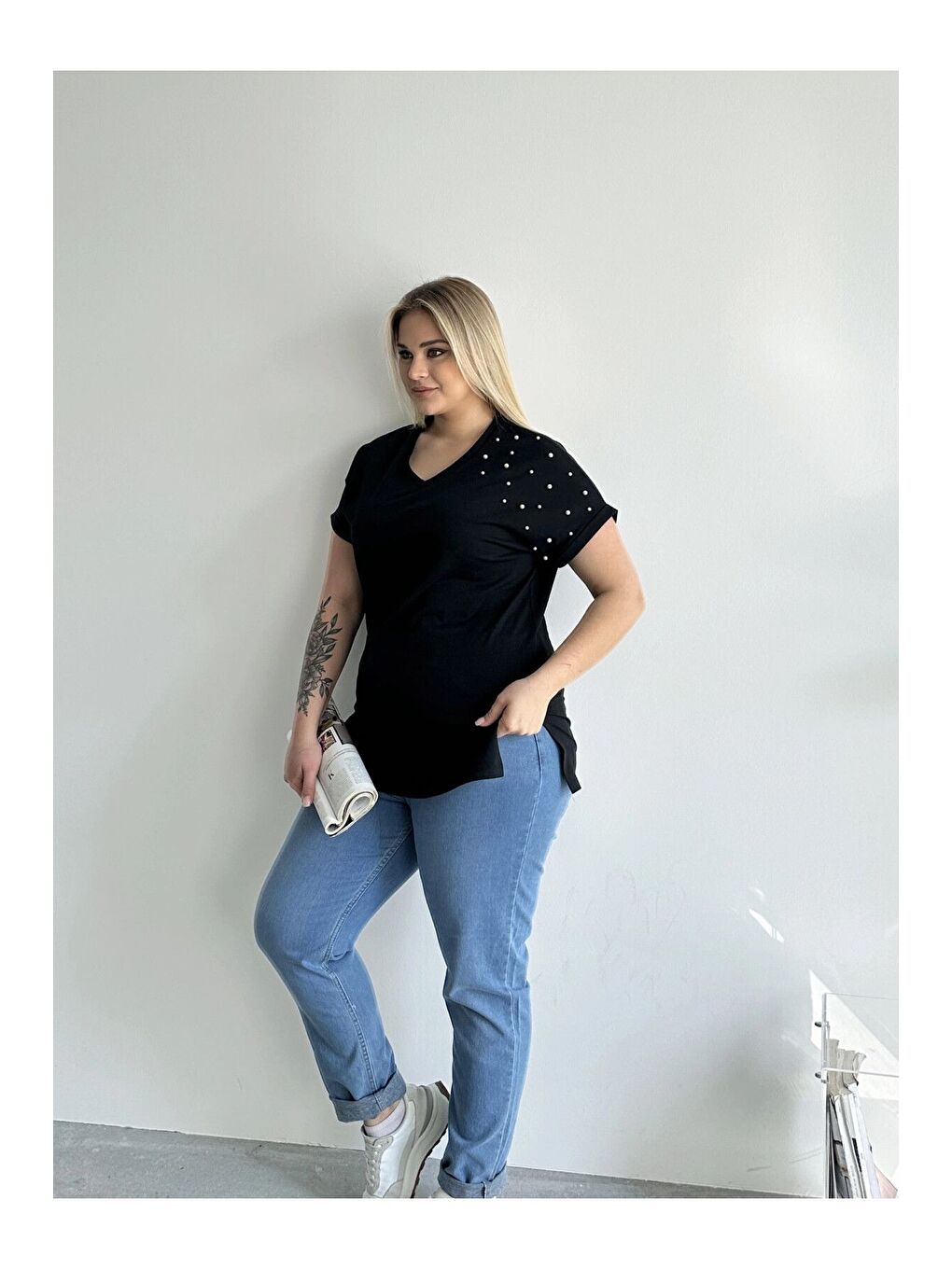 Siyah Büyük Beden Kısa Kollu V Yaka Yanları Yırtmaçlı Boncuklu Basic T-shirt RFT-04-1