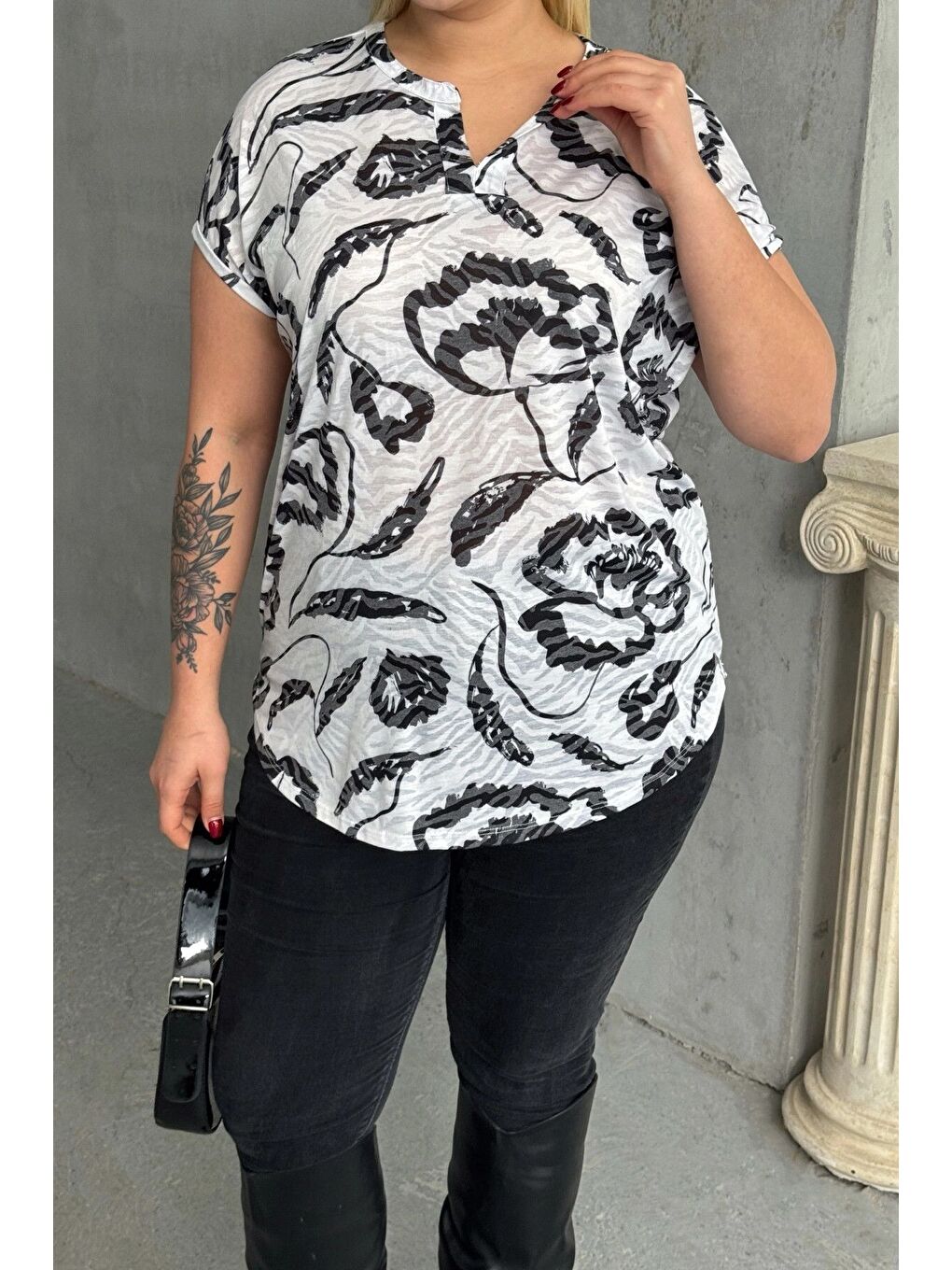 Beyaz Büyük Beden Kısa Kollu V Yaka Desenli Tişört 97-83-3