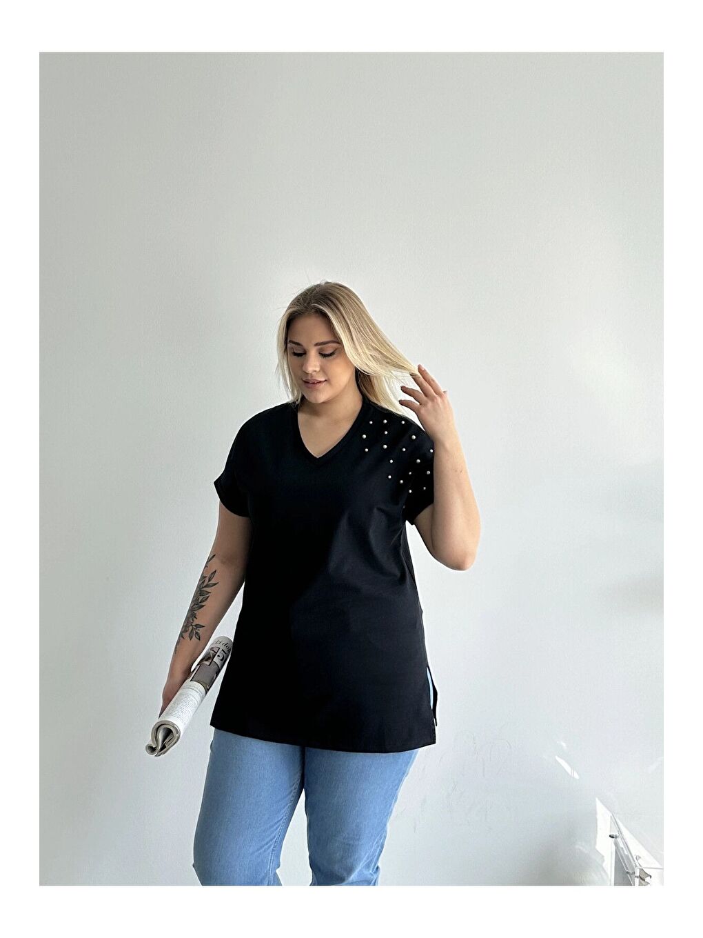 Siyah Büyük Beden Kısa Kollu V Yaka Yanları Yırtmaçlı Boncuklu Basic T-shirt RFT-04-2