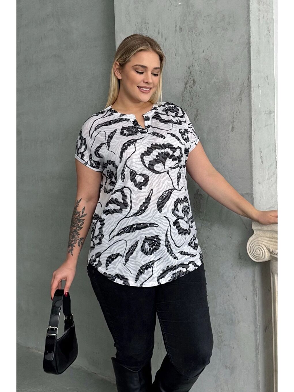 Beyaz Büyük Beden Kısa Kollu V Yaka Desenli Tişört 97-83-4