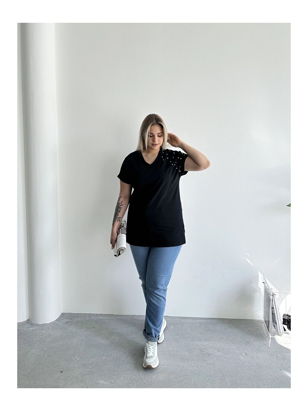 Siyah Büyük Beden Kısa Kollu V Yaka Yanları Yırtmaçlı Boncuklu Basic T-shirt RFT-04-3