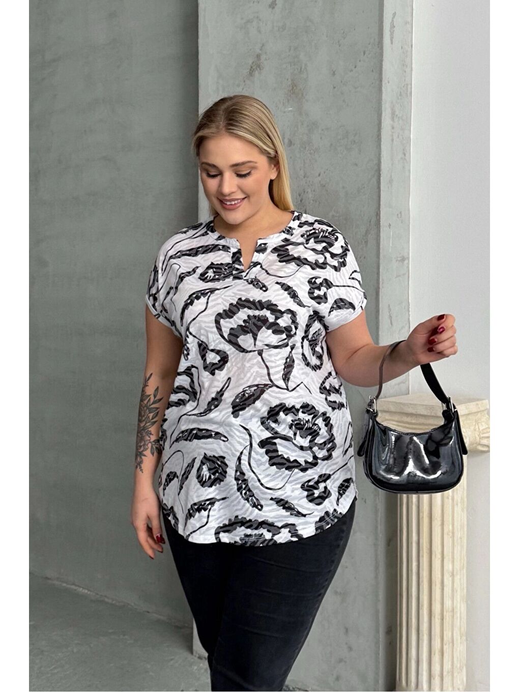 Beyaz Büyük Beden Kısa Kollu V Yaka Desenli Tişört 97-83-5