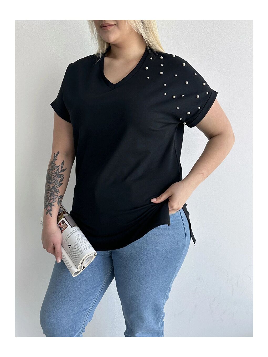 Siyah Büyük Beden Kısa Kollu V Yaka Yanları Yırtmaçlı Boncuklu Basic T-shirt RFT-04-4