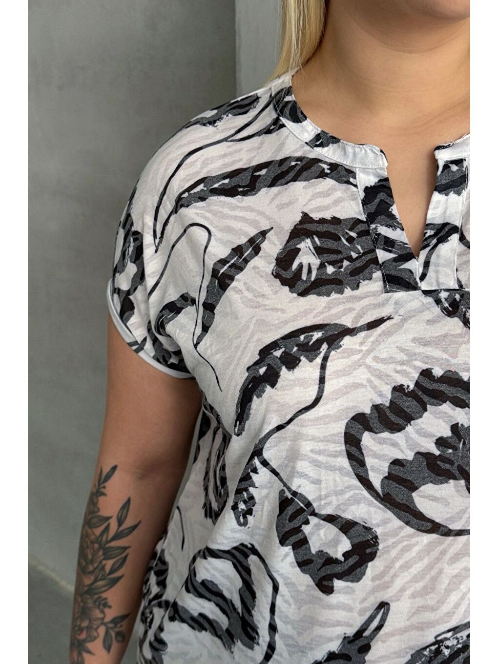 Beyaz Büyük Beden Kısa Kollu V Yaka Desenli Tişört 97-83-6