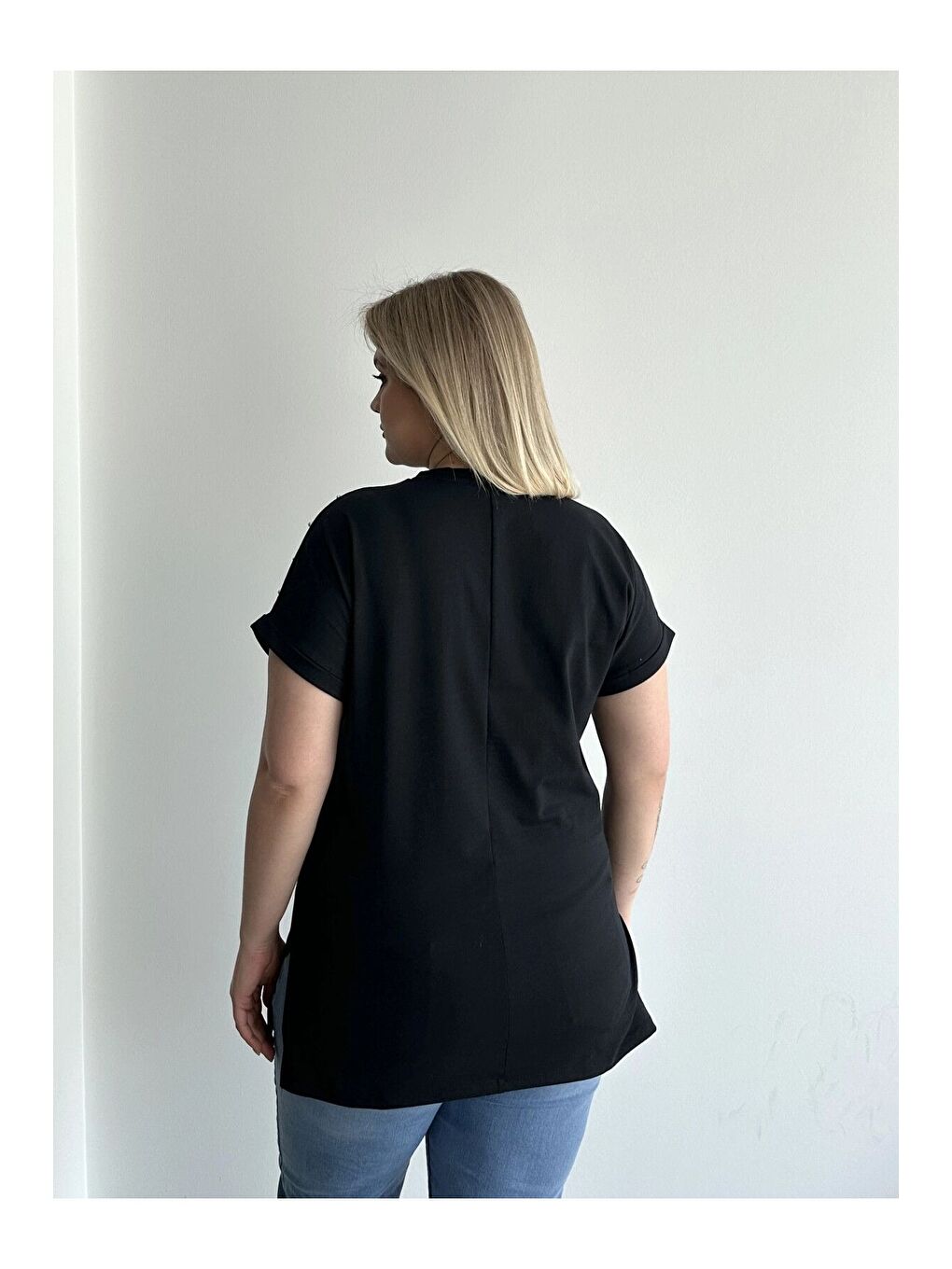 Siyah Büyük Beden Kısa Kollu V Yaka Yanları Yırtmaçlı Boncuklu Basic T-shirt RFT-04-5