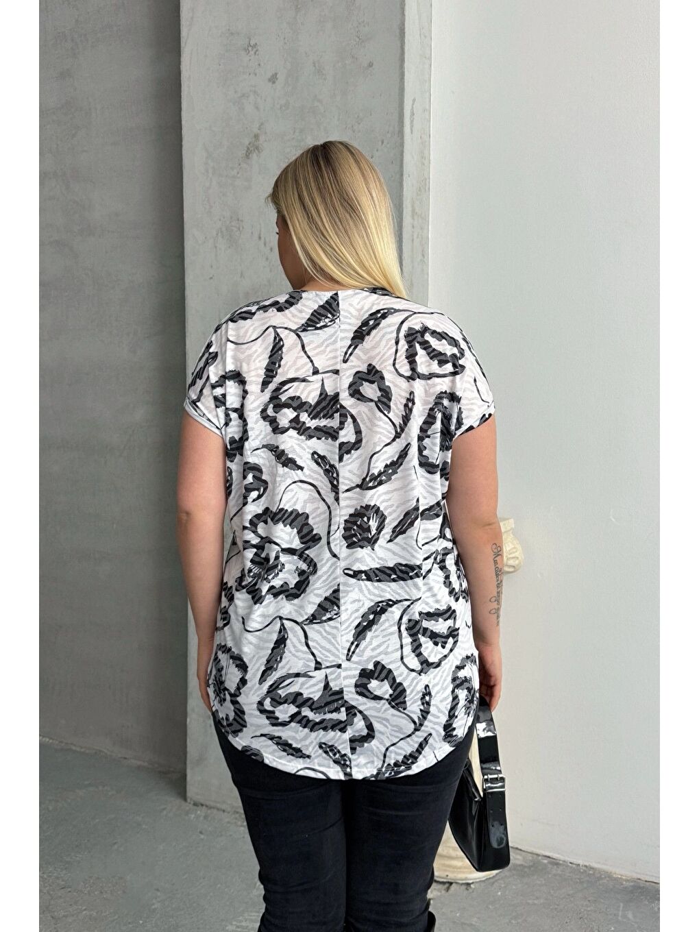 Beyaz Büyük Beden Kısa Kollu V Yaka Desenli Tişört 97-83-7