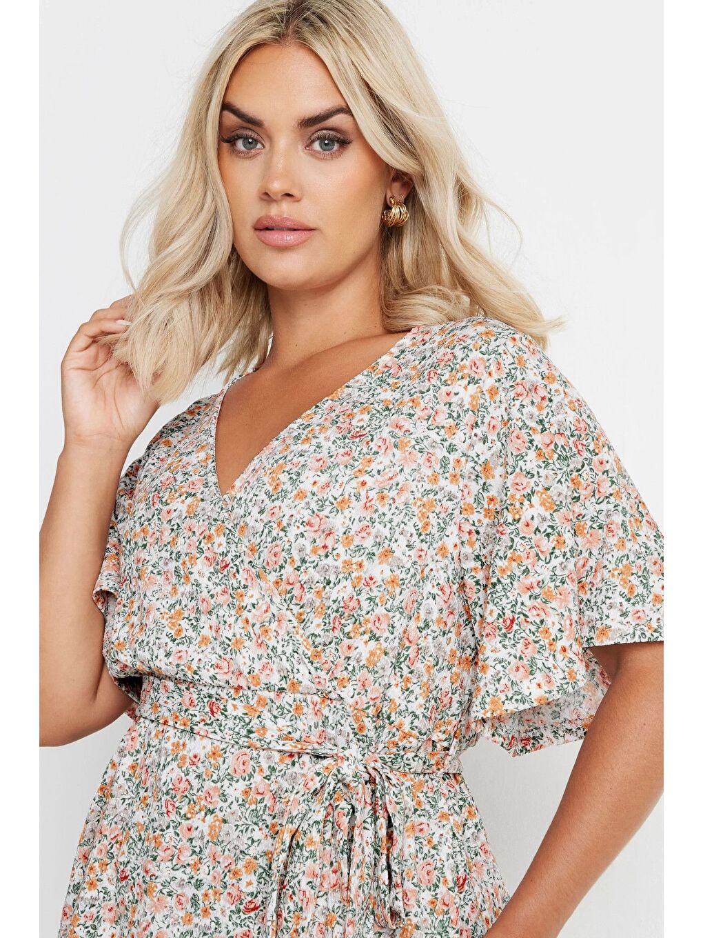 Ekru Büyük Beden Kısa Kollu V Yaka Önü Kuşaklı Desenli Eteği Bollaşan Bluz 321935-1