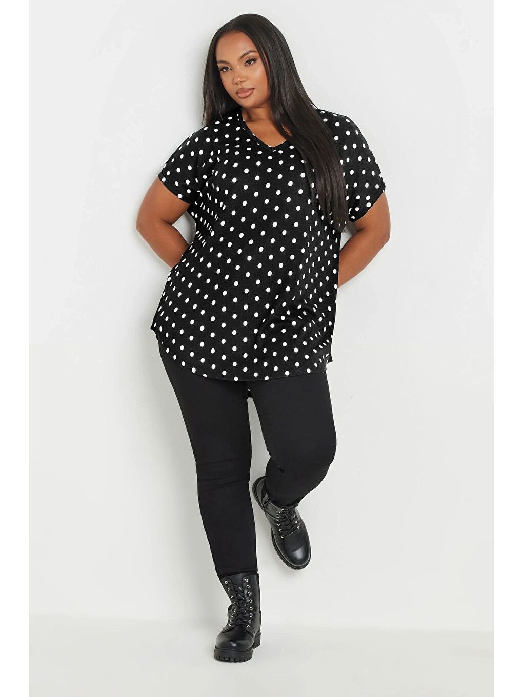 Siyah Büyük Beden Kısa Kollu V Yaka Puantiyeli Bluz 303497-1