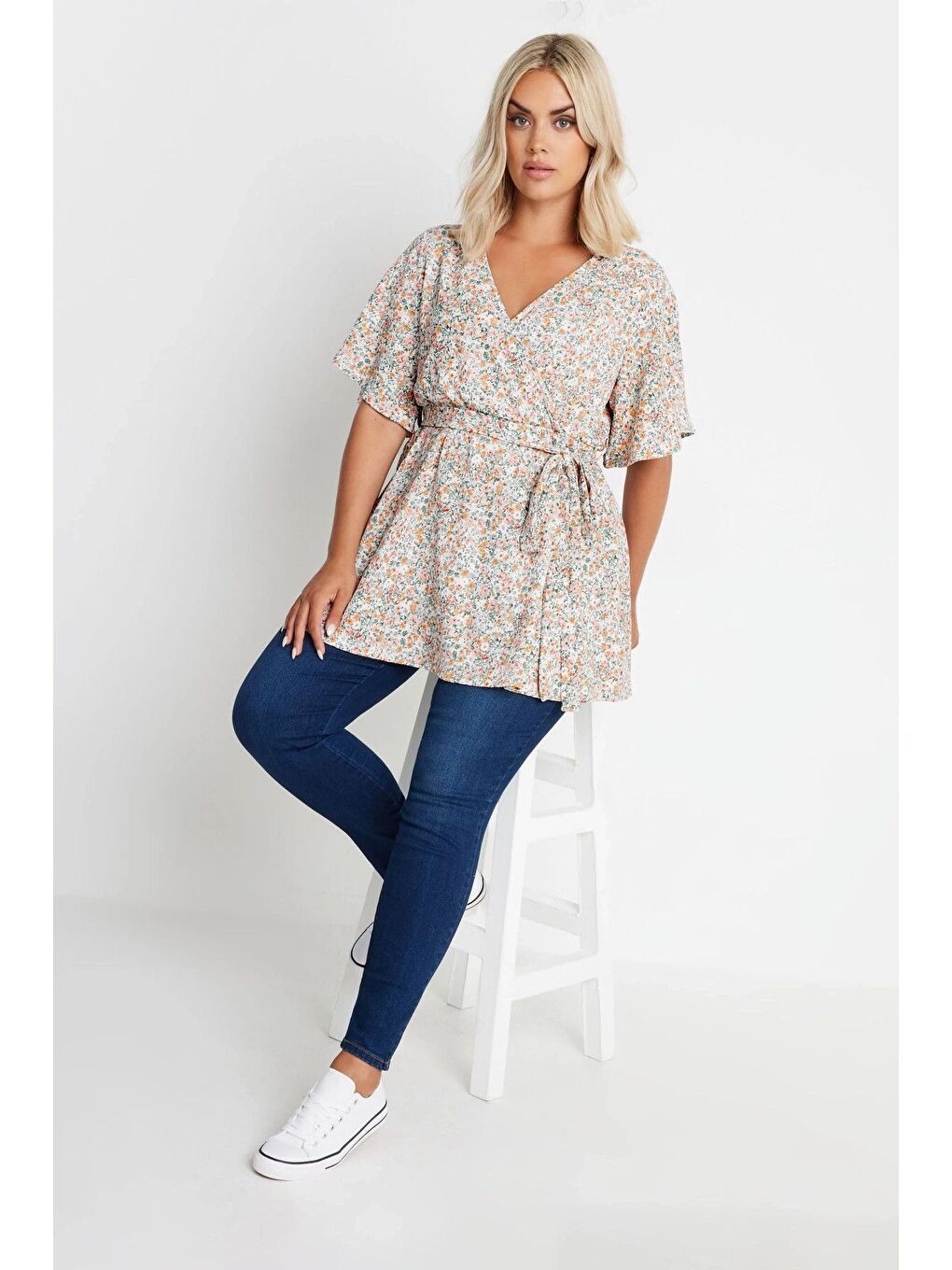 Ekru Büyük Beden Kısa Kollu V Yaka Önü Kuşaklı Desenli Eteği Bollaşan Bluz 321935-3