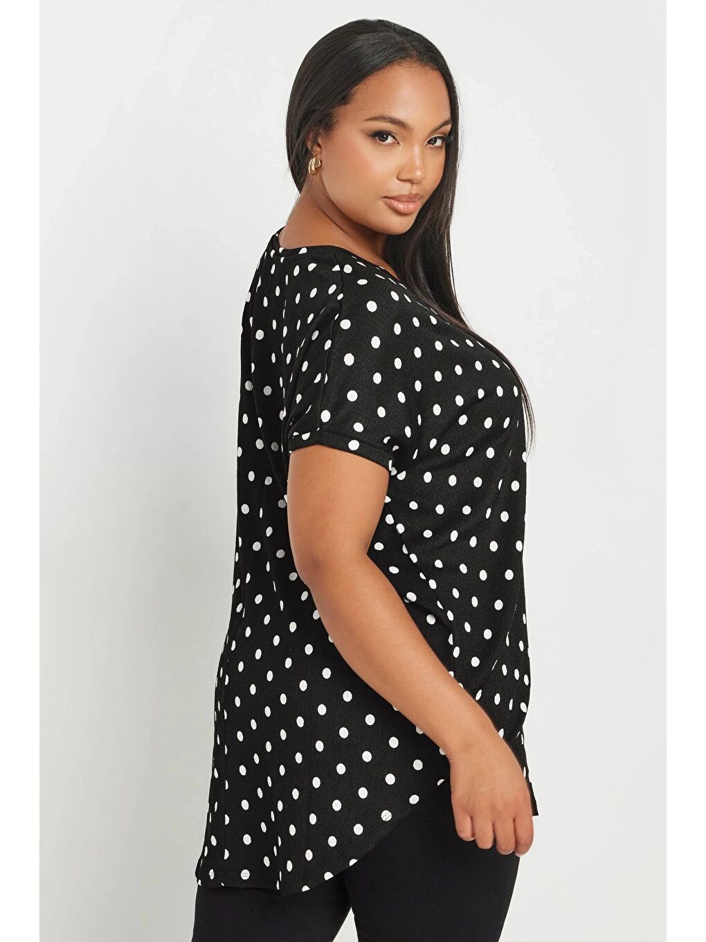 Siyah Büyük Beden Kısa Kollu V Yaka Puantiyeli Bluz 303497-4