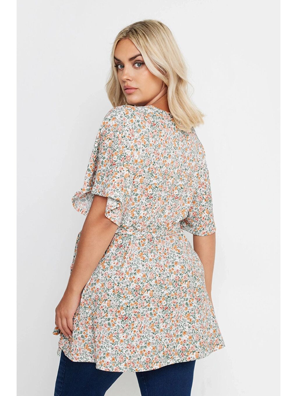 Ekru Büyük Beden Kısa Kollu V Yaka Önü Kuşaklı Desenli Eteği Bollaşan Bluz 321935-4