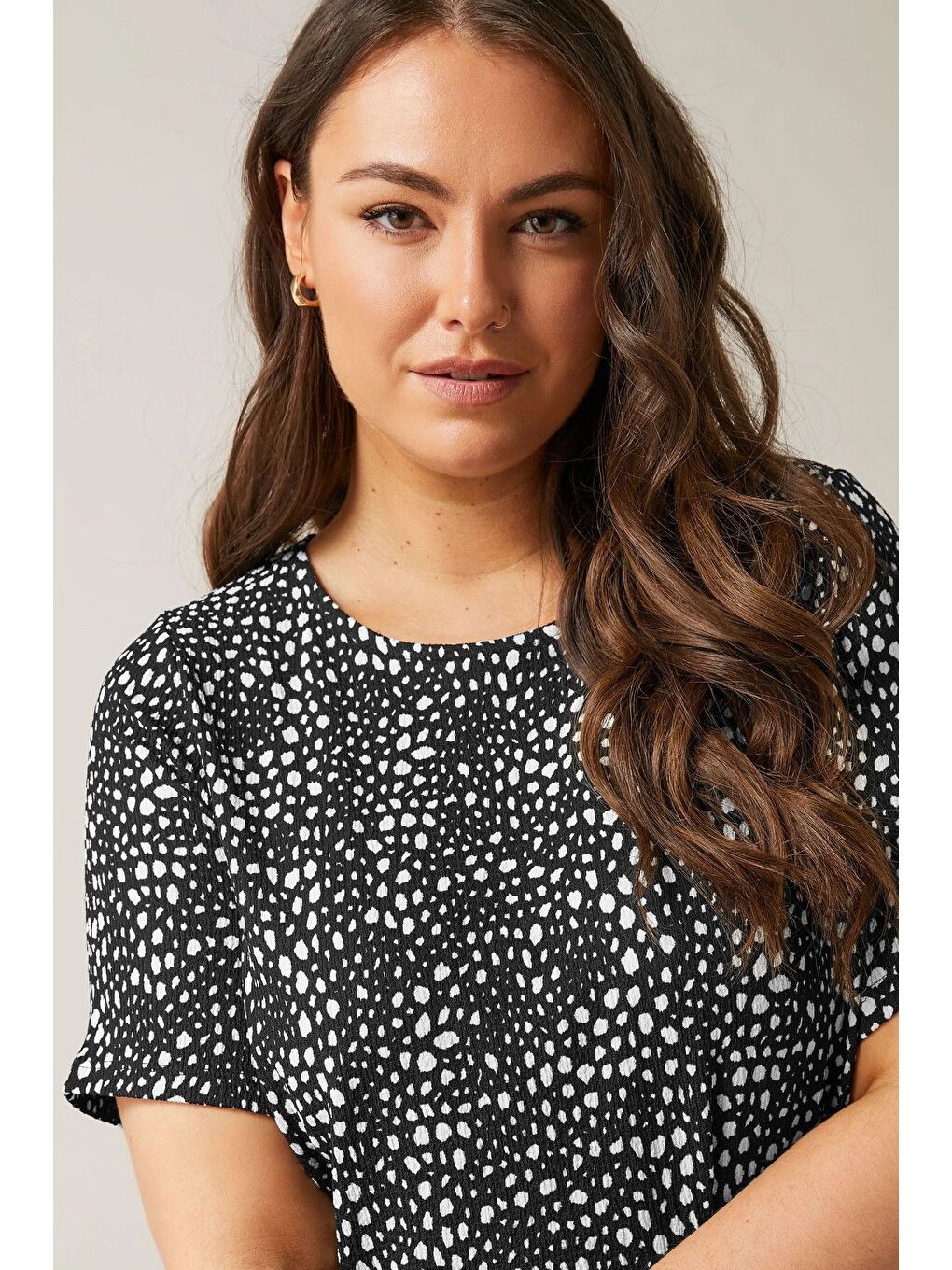 Siyah Büyük Beden Kısa Kollu Bisiklet Yaka Desenli Bluz 615913-4