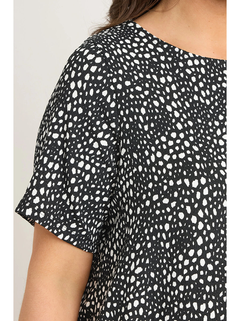 Siyah Büyük Beden Kısa Kollu Bisiklet Yaka Desenli Bluz 615913-5