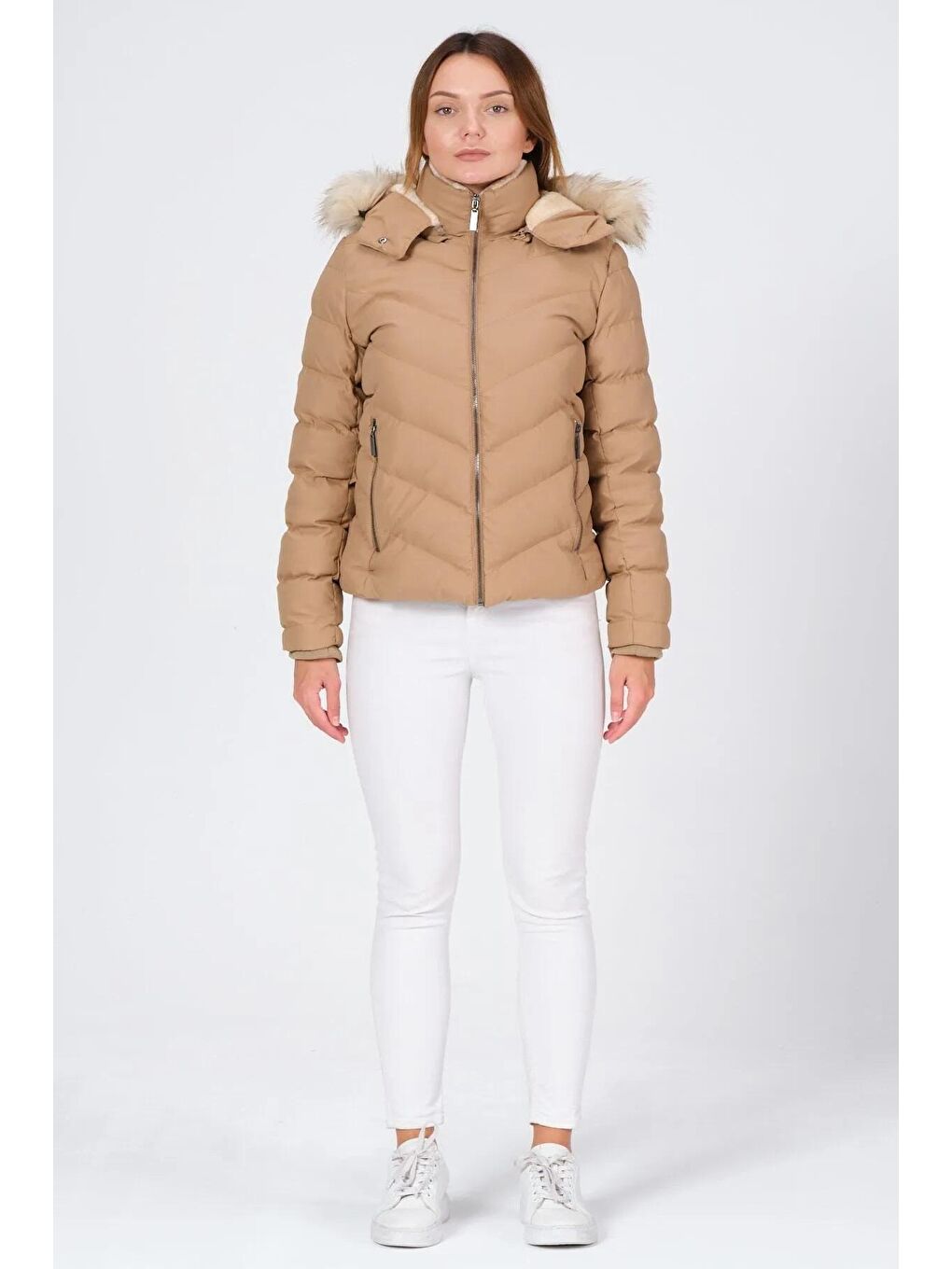 Bej Kadın Vizon Kapüşonlu Fermuarlı Kısa Şişme Mont-3