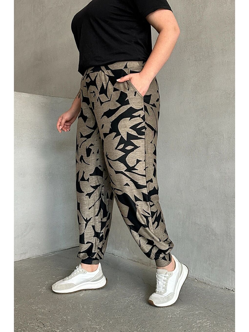 Siyah Büyük Beden Paçası Lastikli Parlak Baskılı Cepli Pantolon 302697-1