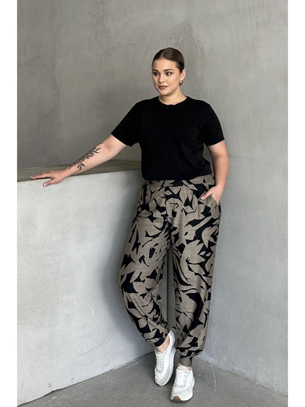 Siyah Büyük Beden Paçası Lastikli Parlak Baskılı Cepli Pantolon 302697-3