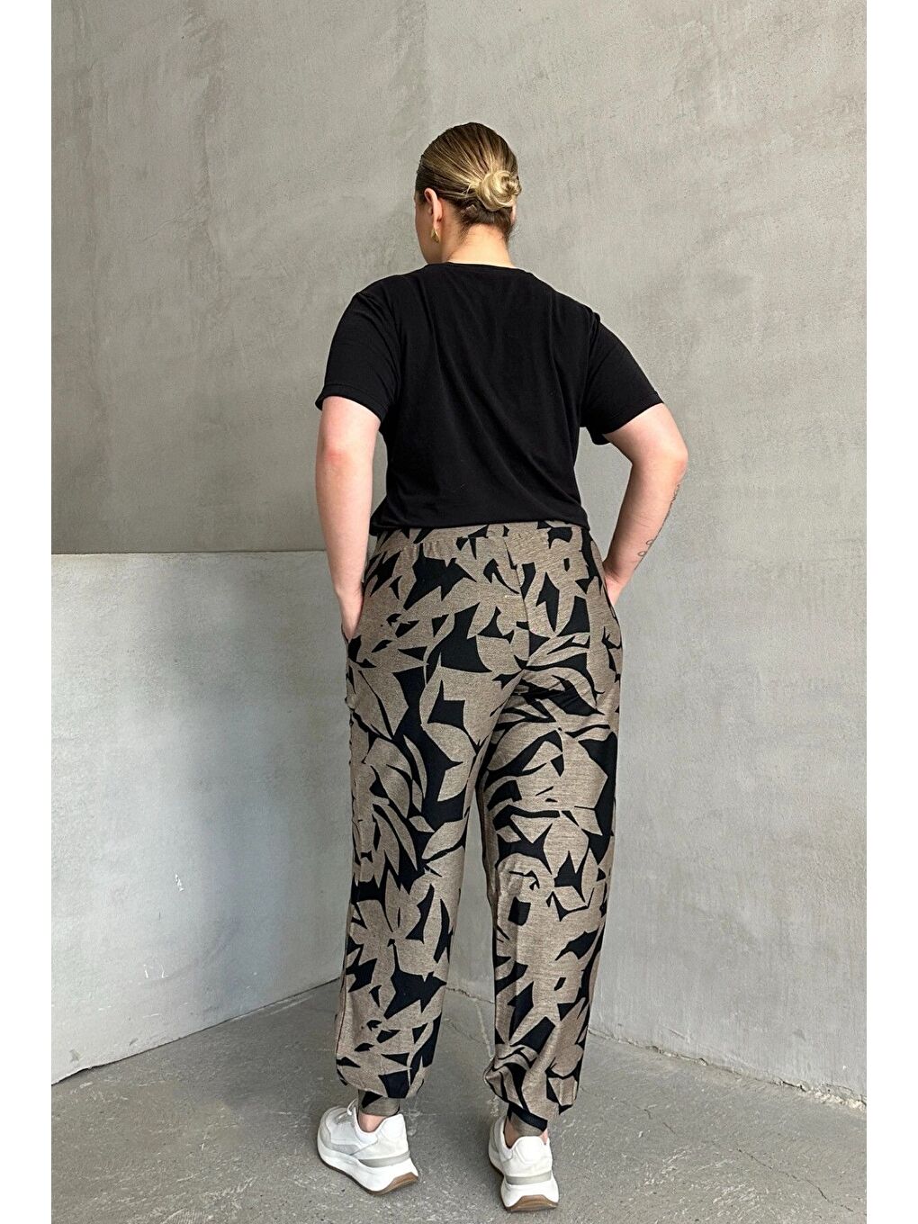 Siyah Büyük Beden Paçası Lastikli Parlak Baskılı Cepli Pantolon 302697-4